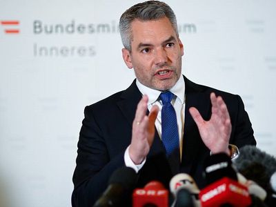 Глава МВД Австрии заявил, что стрелок из Вены симпатизировал ИГ - В Мире