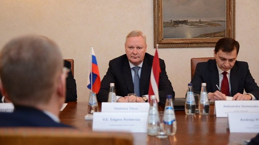 Латвия должна сделать конкретные шаги для искоренения массового безгражданства - МИД РФ - В Мире