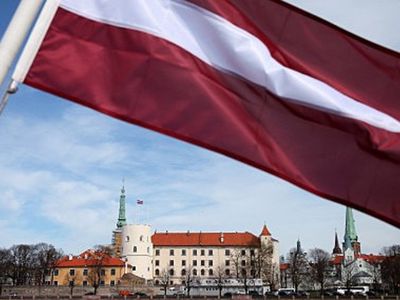 Парламент Латвии обязал всех получателей "Вида на жительство"  платить 5 тыс. евро за его продление - Литва и страны Балтии