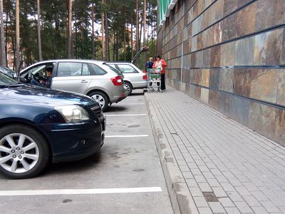 Фото дня: вот так теперь паркуются у «Норфы» - В Висагинасе