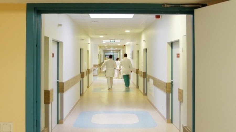 Со второго этажа жилого дома выпала женщина - Происшествия и криминал