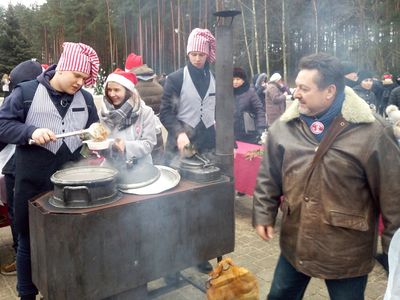Акция «Подари другу Рождество» в этом году стартовала у городской новогодней елки - В Висагинасе