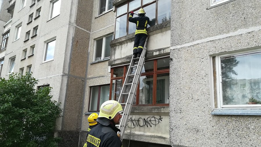 Обеспокоенные соседи вызвали полицию. Потребовалась помощь пожарных и «скорой» (Дополнено) - В Висагинасе
