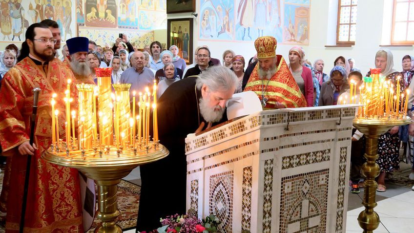 Митрополит Иннокентий преподнес в дар Висагинскому храму икону с мощами св. вмч. и Целителя Пантелеимона (видео)