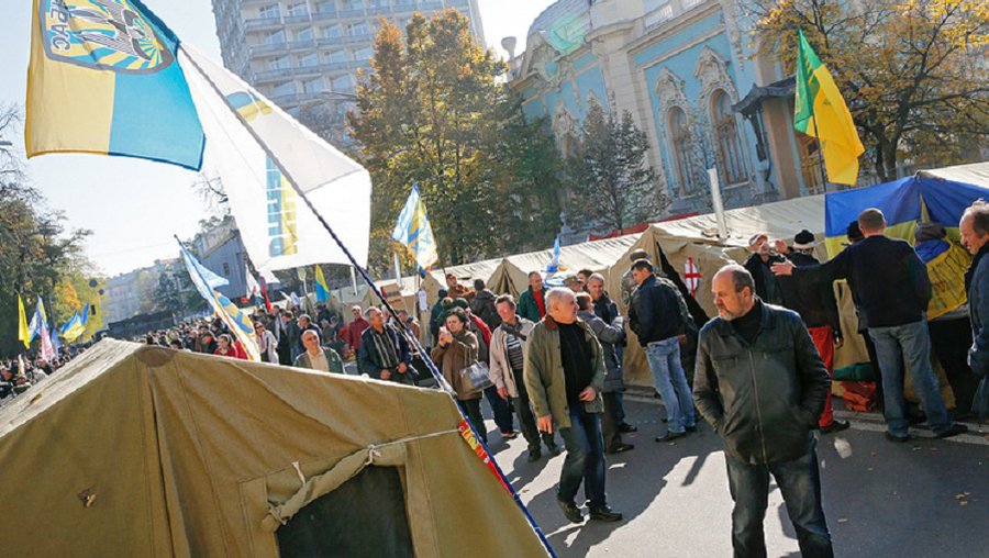 Украинский спецназ начал штурм палаточного городка у Верховной рады - В Мире
