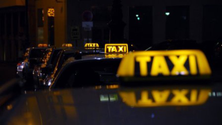 Честный сингапурский таксист вернул туристам забытый миллион - В Мире