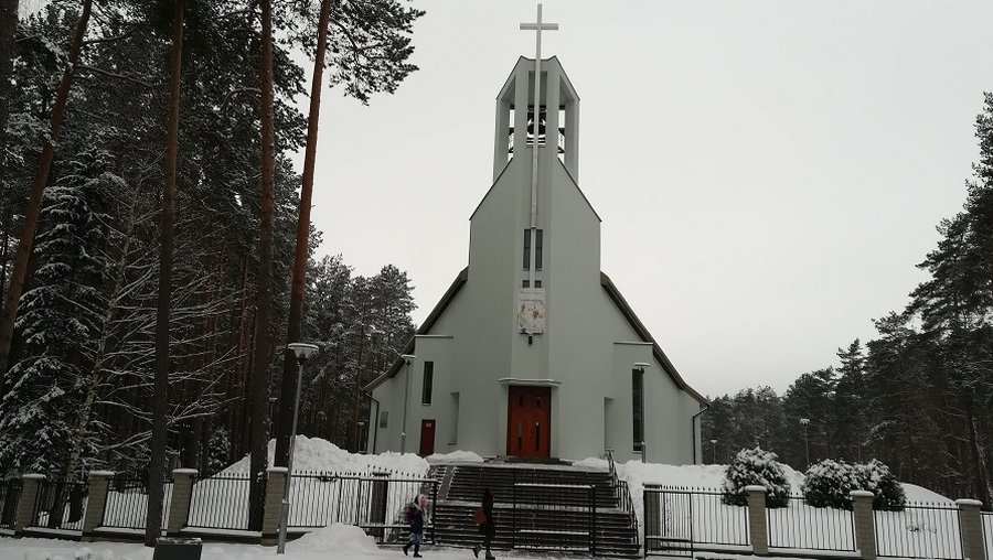 Bažnyčiose stabdomos viešos pamaldos - Lietuva ir Baltijos šalys