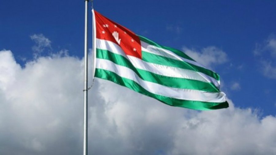 Митингующие пошли на штурм администрации президента Абхазии - В Мире