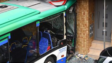 В Германии школьный автобус врезался в здание, пострадали 47 человек