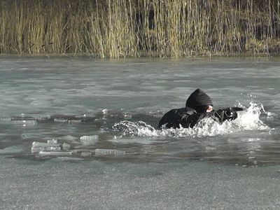 Пожарные-спасатели предупреждают об опасности тонкого льда (Видео) - В Висагинасе