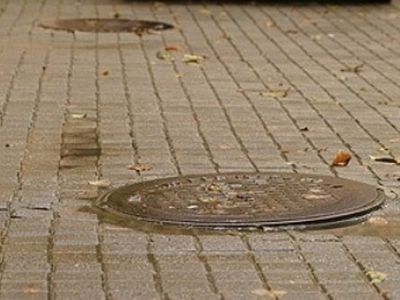 Seimo prieigose - ka­na­li­za­ci­jos dang­čiai su sovietine atributika - Lietuva ir Baltijos šalys