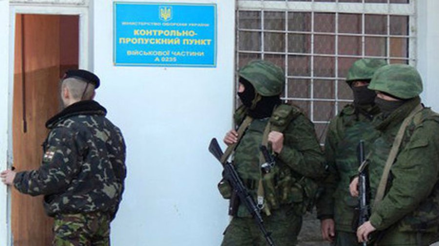 Жители Севастополя взяли штурмом штаб ВМС Украины - В Мире