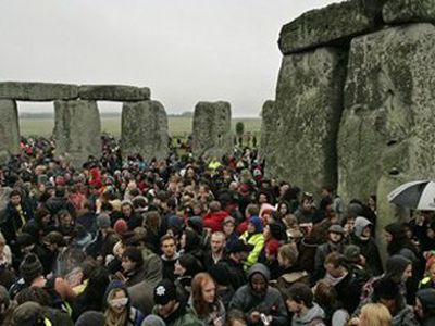 Рекордное число британцев встретило рассвет у Стоунхенджа - В Мире